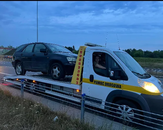 Pomoc drogowa Warszawa – załadunek uszkodzonego auta na lawetę