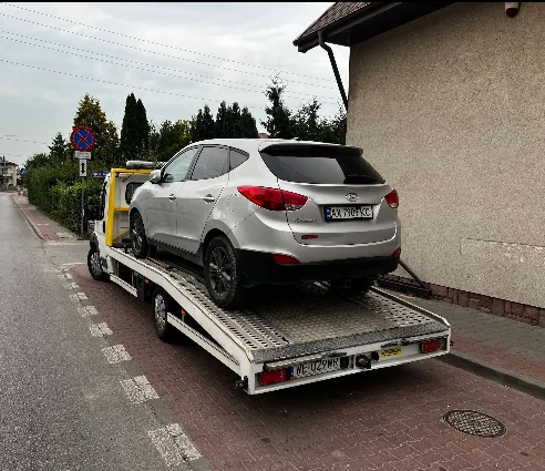 Holowanie samochodu osobowego na lawecie w Warszawie – Hol-Kam