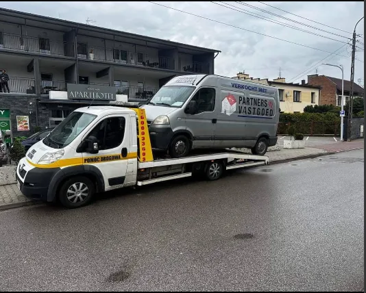 Laweta Hol-Kam z zabezpieczonym pojazdem klienta