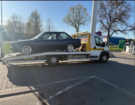 Autoholowanie busa lawetą na trasie S8 pod Warszawą